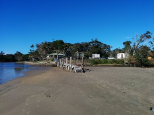 Blick vom Strand auf das Camp